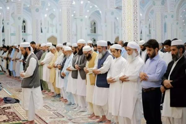 Sholat Istisqo merupakan sholat sunnah yang dikerjakan sebagai bentuk permohonan kepada Allah SWT agar menurunkan hujan.