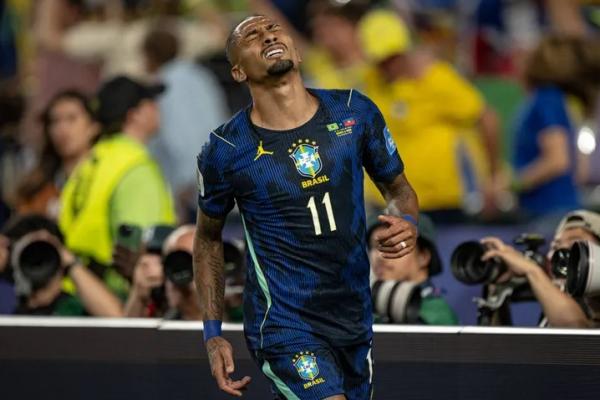 Barcelona segera merampungkan perpanjangan kontrak Raphinha. Pemain asal Brasil itu diproyeksikan bertahan di Camp Nou hingga 2029.