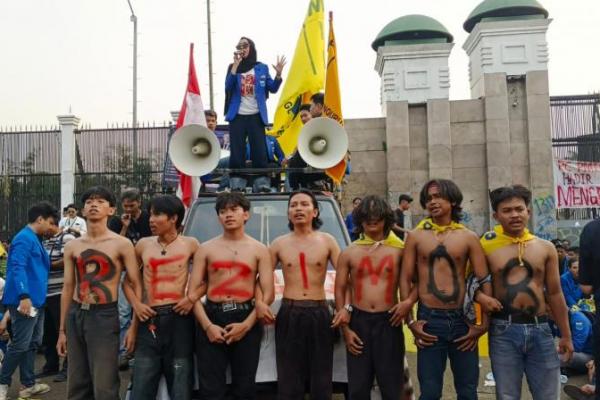 Pengurus Besar Pergerakan Mahasiswa Islam Indonesia (PB PMII) menggelar aksi demonstrasi di depan gedung DPR RI pada Senin (22/6) sore