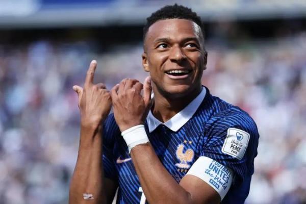 Mbappe menegaskan bahwa Lionel Messi dan Cristiano Ronaldo tetap menjadi dua sosok pemain terbaik yang tampil di panggung Piala Dunia 2026 saat ini.