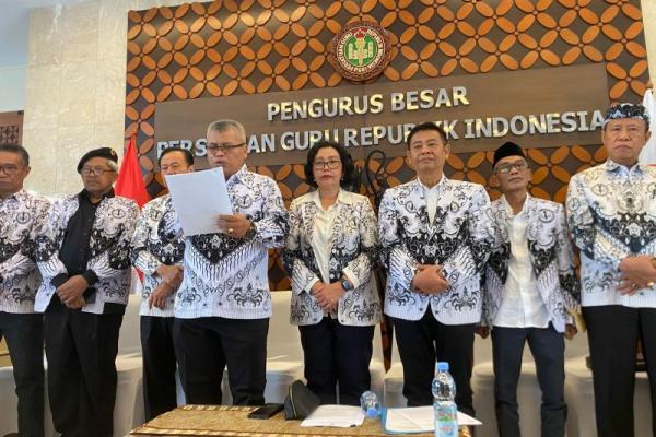 PB PGRI menyerukan kepada seluruh pengurus PGRI di daerah agar tetap bersatu dan solid, di tengah upaya `pembegalan` organisasi yang dilakukan kubu TS