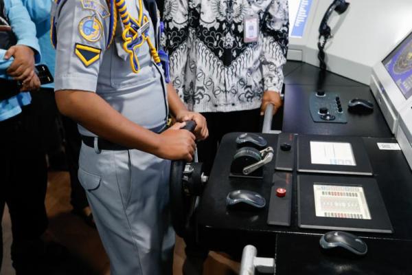 Dalam kurun lima tahun terakhir, SMKN 61 Jakarta telah mengirimkan 30 lulusan bekerja di Jepang.