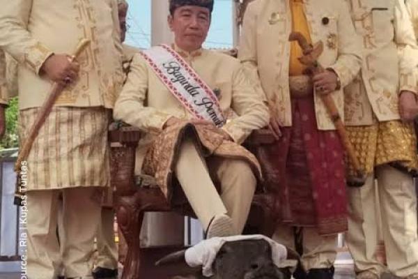 Presiden ke-7 RI Jokow Widodo menerima gelar "Baginda Pemuka Bangsa" dalam prosesi adat di Lampung