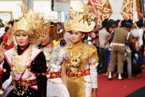Masyarakat adat Lampung Pepadun memiliki sistem sosial yang unik dan berbeda dari kelompok adat Lampung lainnya