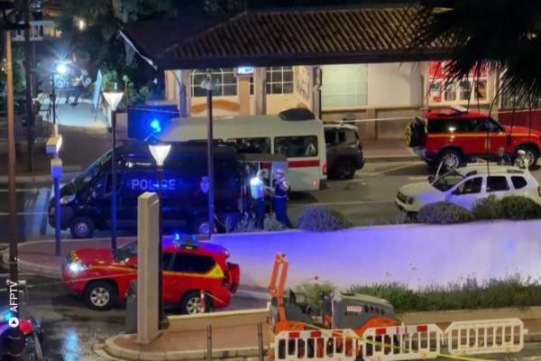 Otoritas keamanan Monako dan Prancis menggelar operasi pengejaran setelah sebuah bom paket meledak dan melukai tiga orang di kawasan pemukiman mewah di Monako
