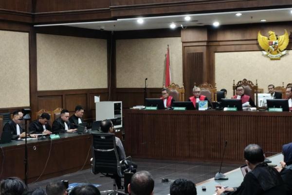 Majelis hakim menyatakan Nadiem telah terbukti melakukan korupsi yang merugikan keuangan negara dalam pengadaan laptop Chromebook.