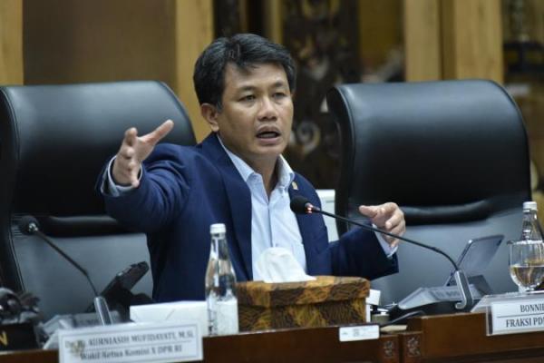 Beberapa waktu lalu rumah adat, kampung adat Sasak Sade di Lombok, Nusa Tenggara Barat itu kebakaran. Dan itu nyaris atau bahkan menghanguskan hampir seluruhnya
