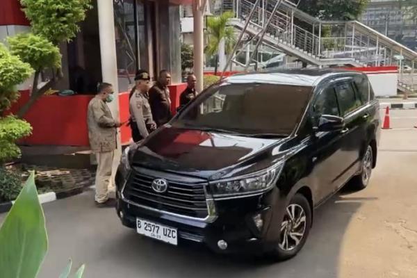 Syah tiba dengan pengawalan tim KPK dan masuk ke gedung melalui pintu belakang. Ia tidak memberikan keterangan kepada awak media.