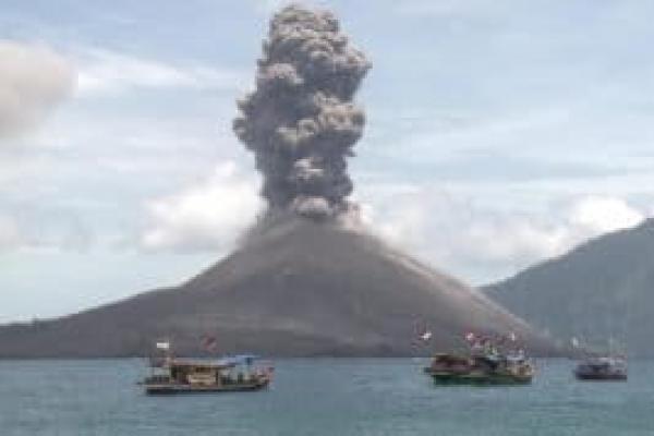 Badan Geologi Kementerian Energi dan Sumber Daya Mineral (ESDM) telah menaikkan tingkat aktivitas Gunung Anak Krakatau di Selat Sunda