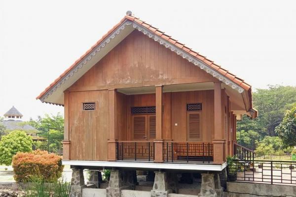 Masyarakat Betawi mengenal beberapa jenis hunian tradisional, seperti Rumah Gudang, Rumah Joglo Betawi, dan Rumah Panggung