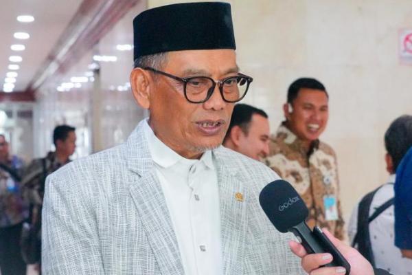 Dosen didorong untuk meningkatkan kompetensi hingga jenjang doktor, tetapi kalau kesejahteraannya tidak diperhatikan, saya kira ini menjadi sebuah anomali