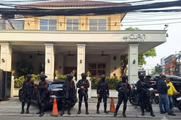 Kortastipidkor Polri bersama Polda Metro Jaya menggeledah kafe de`Clan Signature di Jalan Cipete Raya, Cilandak, Jakarta Selata, pada Rabu, 8 Juli 2026.