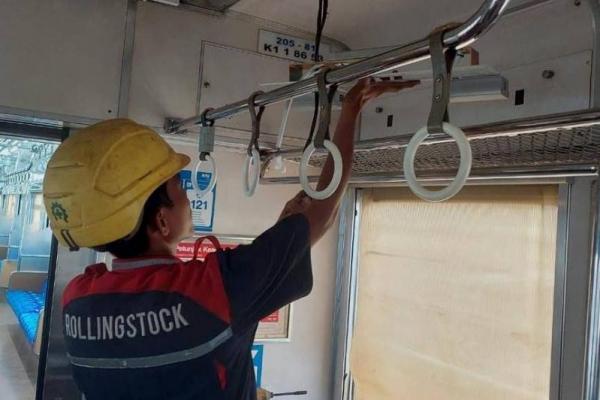 Pemurni udara berteknologi nanoe X ini untuk menjaga kualitas udara di dalam rangkaian Commuter Line.