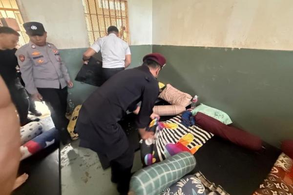 Lapas Kelas IIA Salemba menggelar razia menindaklanjuti informasi yang beredar di media sosial mengenai penggunaan alat komunikasi oleh warga binaan.