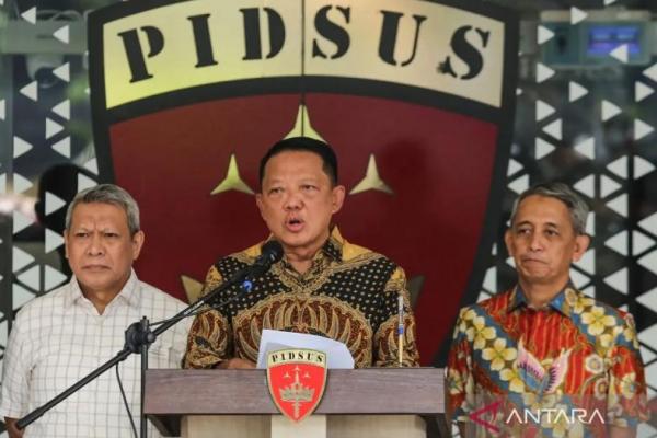 Kuasa hukum Febrie, Hotman Paris Hutapea mengatakan kliennya dicecar 18 pertanyaan oleh penyidik.