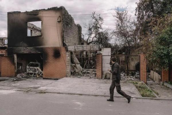 Sebuah serangan Rusia pekan ini di kota kecil Vyshneve, yang terletak di pinggiran barat Kyiv, menghantam sebuah gudang yang menyimpan persenjataan