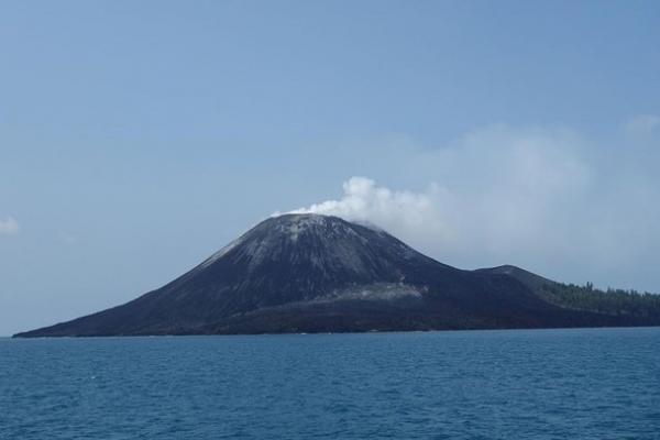Kemendikdasmen mengimbau seluruh warga sekolah untuk tetap tenang dan mengutamakan keselamatan serta kesehatan dalam menghadapi erupsi Gunung Anak Krakatau.