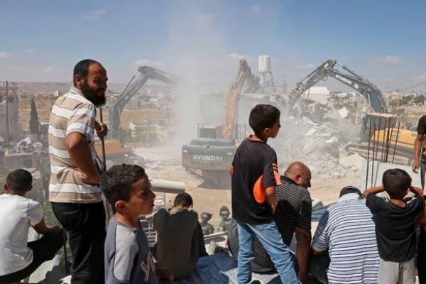 Sejumlah buldoser Israel pada Minggu (12/7) terus meratakan lahan pertanian di desa Zububa, sebelah barat Jenin, di Tepi Barat yang diduduki pihak zionis.