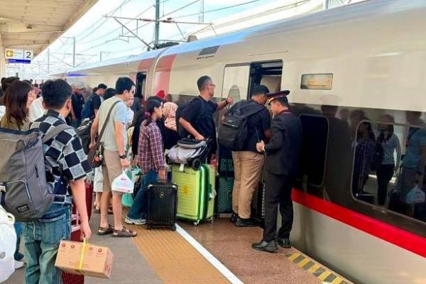 Volume penumpang tertinggi tercatat pada 3 Juli 2026 dengan 23.408 penumpang.