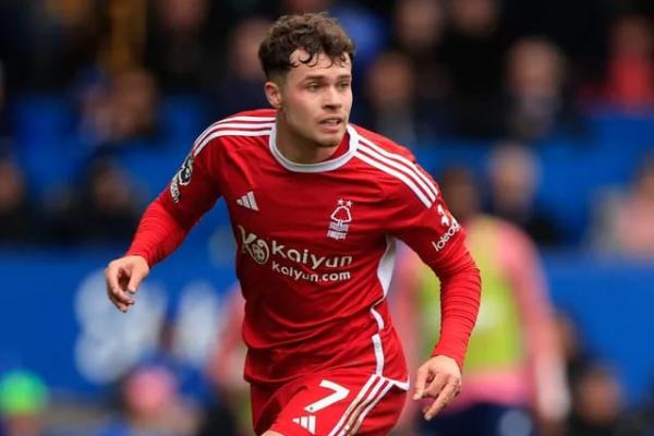Manchester United mendapatkan angin segar dalam perburuan bek baru pada bursa transfer musim panas ini.