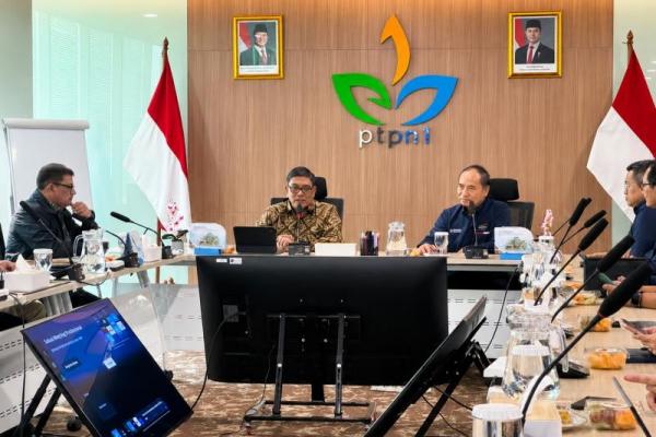 Seluruh tahapan produksi melibatkan ribuan tenaga kerja lokal.