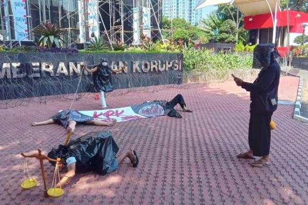 Aliansi Seniman Ngeyel Indonesia menggelar aksi teatrikal bertajuk â€œKPK Sakit Jiwaâ€ di depan Gedung KPK.