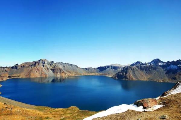 danau ini bukan hanya menjadi danau terdalam di China, tetapi juga berada di puncak gunung api raksasa yang masih tergolong aktif secara geologis