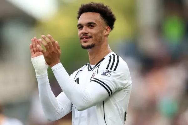 Manchester United dilaporkan masih menaruh minat besar pada bek kiri Fulham, Antonee Robinson.