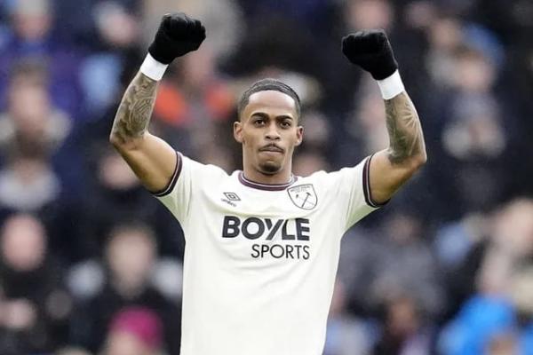Aston Villa tengah mengeksplorasi peluang memboyong winger West Ham United, Crysencio Summerville, sebagai suksesor langsung Rogers.