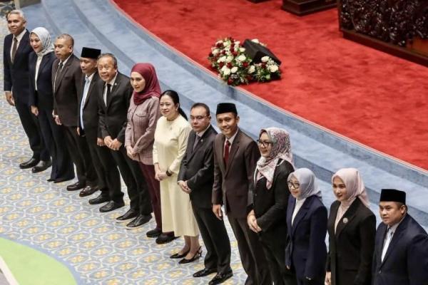 Persetujuan diberikan setelah Ketua DPR RI Puan Maharani meminta persetujuan seluruh anggota dewan yang hadir dalam rapat.
