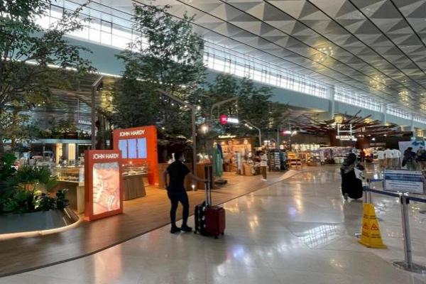 Terminal 1C hadir dengan konsep shopping arcade yang terbuka bagi penumpang maupun masyarakat umum.