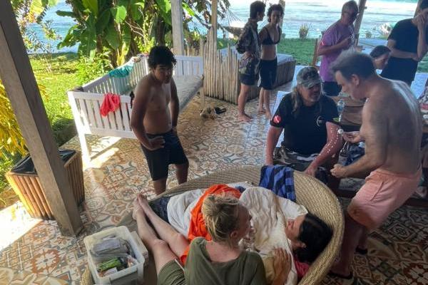 Kapal membawa 13 orang yang terdiri dari 11 penumpang Warga Negara Asing (WNA) dan 2 orang awak kapal.