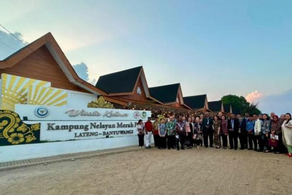 Kementerian Kelautan dan Perikanan memamerkan keberhasilan pembangunan Kampung Nelayan Merah Putih (KNMP) di Lateng, Banyuwangi ke delegasi ASEAN-ID Blue.