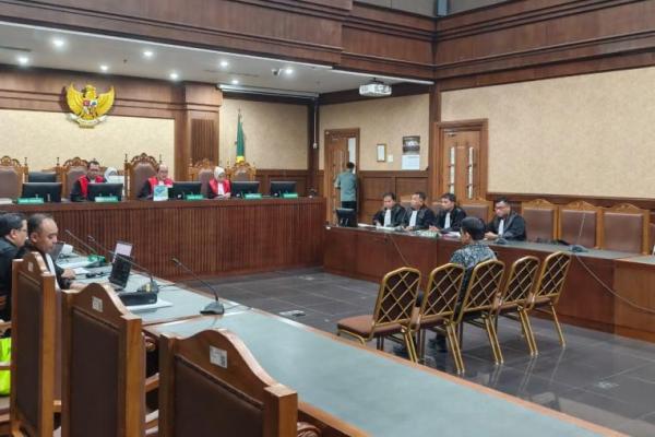 Gratifikasi yang diterima Budiman berasal dari pihak PT Blueray Cargo (Group) sebesar Rp525 juta, dan pengusaha rokok serta pihak lainnya sejumlah Rp7,2 miliar.