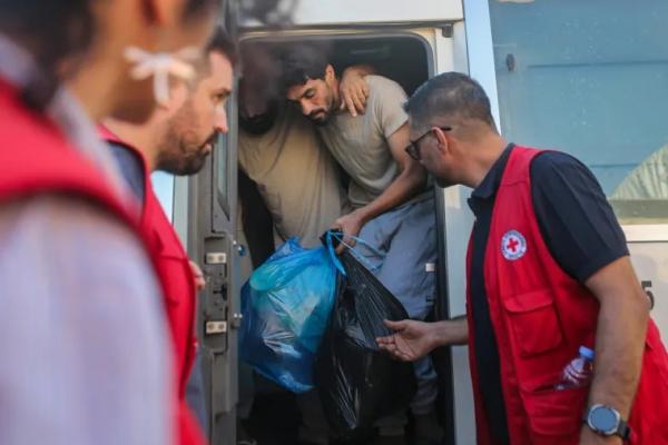 60 warga Palestina yang ditahan militer Israel akhirnya dibebaskan dan dikembalikan ke Jalur Gaza dalam kondisi kurus kering, terluka, dan tak bisa berjalan