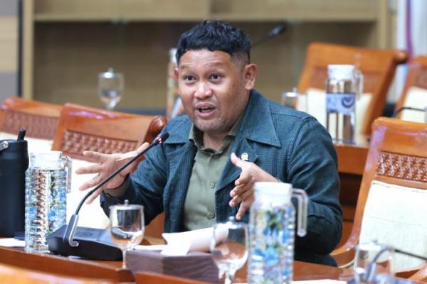 Komisi III DPR mendesak Polri untuk mengusut tuntas dugaan keterlibatan Kasat Resnarkoba Polres Tangsel, AKP Pardiman, dalam kasus peredaran gelap narkoba.