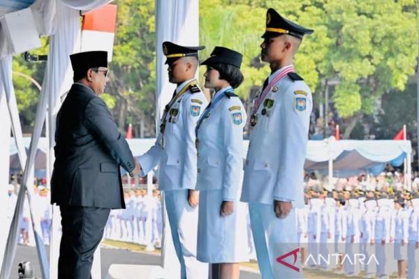 Presiden Prabowo Subianto meminta para Pamong Praja Muda untuk menjalankan tugas sebagai pelayan masyarakat dengan rendah hati.