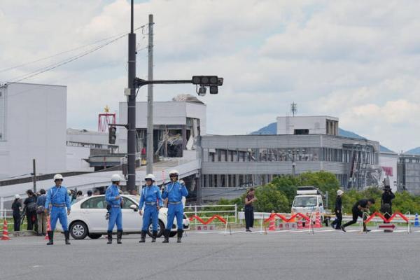 Jumlah korban tewas dalam gempa bumi bermagnitudo 7,1 di Jepang bagian selatan terus bertambah menjadi 13 orang, seiring dengan proses evakuasi di sebuah mal