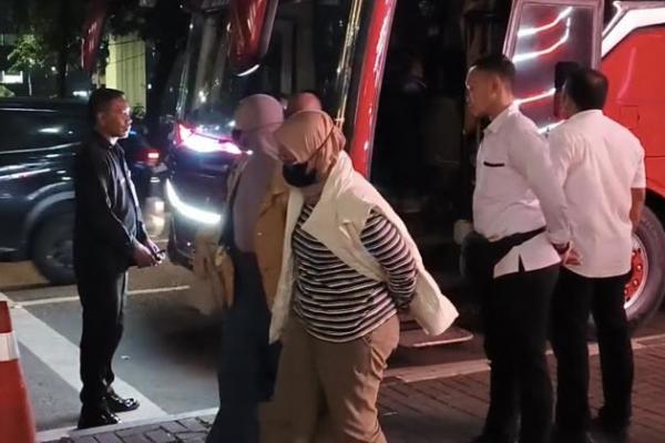 Mereka dibawa ke kantor KPK usai terjaring Operasi Tangkap Tangan (OTT) pada Selasa, 28 Juli 2026.