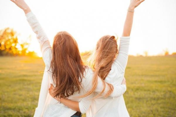 Peringatan Girlfriend Day awalnya bukan sekadar perayaan untuk pasangan kekasih romantis, melainkan momen untuk merayakan female friendship.