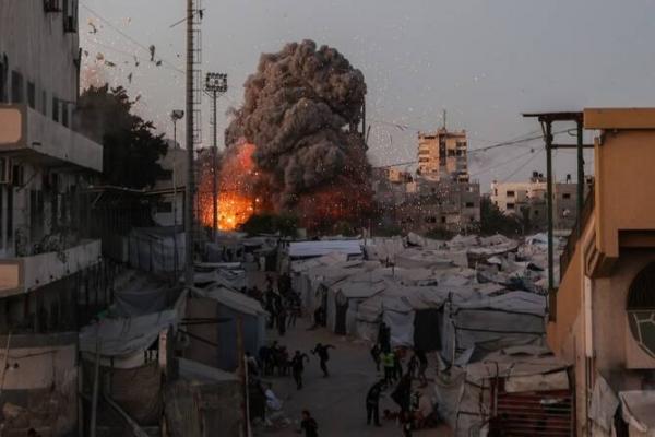 Sebuah serangan udara Israel di pusat Kota Gaza pada Rabu (29/7), menghancurkan sebuah masjid dan tenda-tenda yang menyediakan tempat berlindung