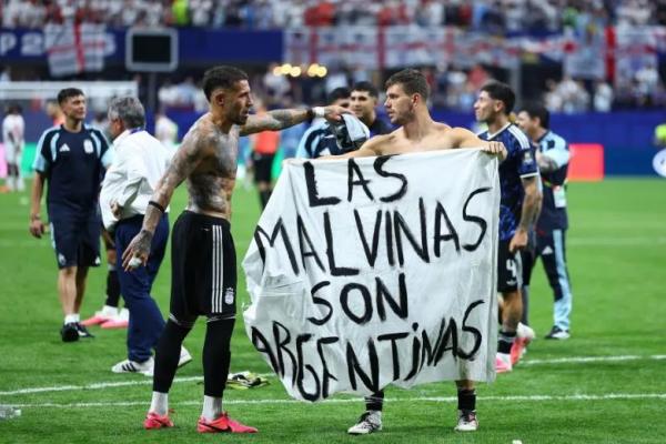 Bederasi Sepak Bola Internasional (FIFA) resmi melayangkan dakwaan terhadap tim nasional Argentina atas aksi pembentangan banner kontroversial bermuatan politik