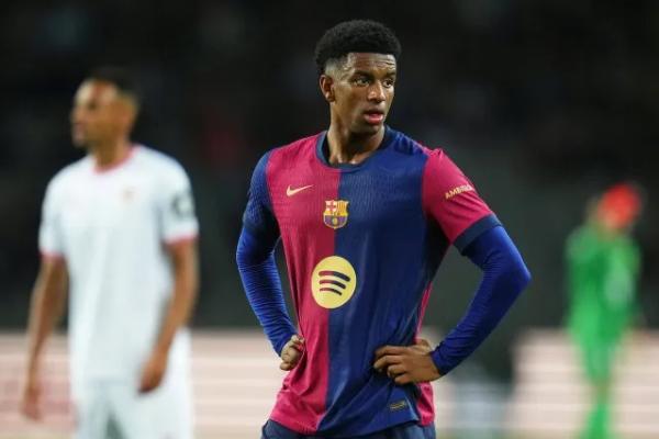 Manchester United harus menghadapi persaingan dari Aston Villa dan Benfica dalam upaya mendatangkan bek kiri Barcelona, Alejandro Balde.