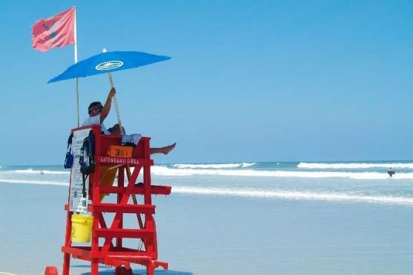 Setiap tanggal 31 Juli, masyarakat di berbagai belahan dunia memperingati Hari Apresiasi Penjaga Pantai atau Lifeguard Appreciation Day.