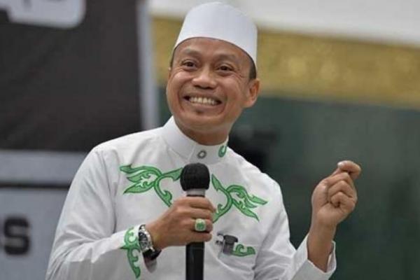 Dalam unggahan itu, Dasad Latif semula menuliskan, â€œALHAMDULILLAH pertolongan datang melalui PDIP. Syukurnya masih ada partai yang peduli dunia pendidikan