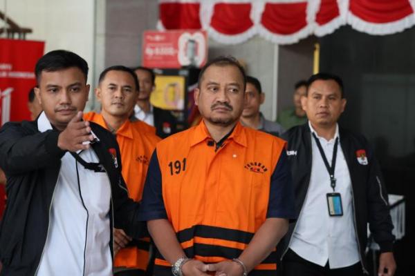 Selain Bupati Anom Widiyantoro, KPK juga menetapkan tiga orang lainnya sebagai tersangka, termasuk seorang staf administrasi internal KPK.