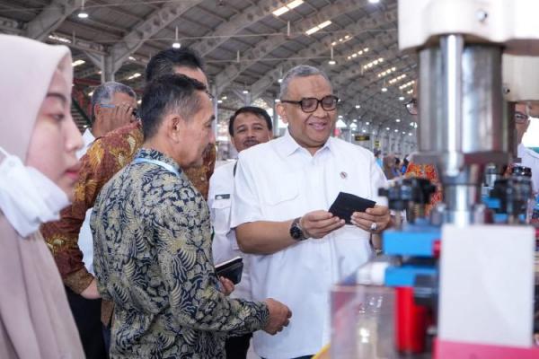 Wamenaker Afriansyah Noor menegaskan kehadiran industri harus memberikan manfaat nyata bagi masyarakat sekitar melalui kesempatan kerja bagi warga lokal