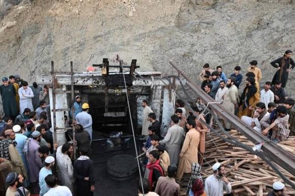 Sebuah ledakan hebat yang melanda pangkalan tambang batubara di Pakistan selatan menewaskan sedikitnya 34 pekerja.