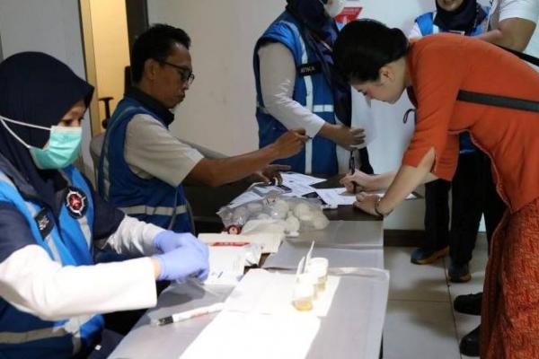 Pemeriksaan dilakukan secara acak terhadap personel penerbangan dari sejumlah maskapai nasional yang melayani rute internasional maupun domestik.