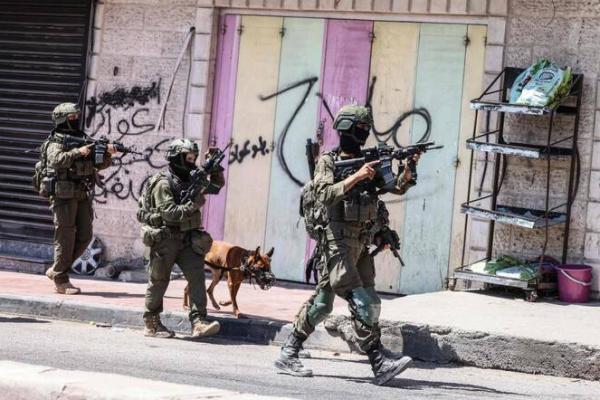 Pasukan militer Israel menggelar penggerebekan di kamp pengungsi Palestina Qalandia dekat Yerusalem pada Rabu (5/8).